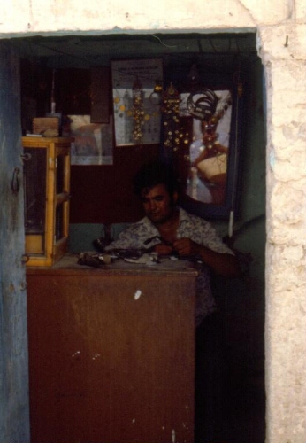"Sion Houri" dans son atelier de bijoutier à Houmt Souk